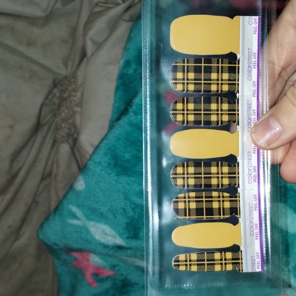 Color Street Breaking Plaid - Picture 1 of 2